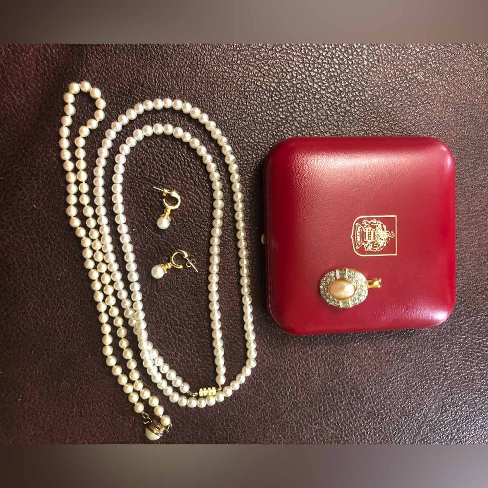 Elegant Gold and Pearl Jewelry Set - Picture 3 of 3